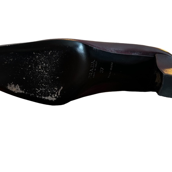 Prada Pumps in Beautiful  burgundy!! Amazing! - Picture 6 of 7